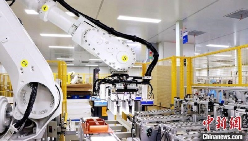 圖為資料圖，海辰儲能自動分檔打包機器人。?曾欣平供圖